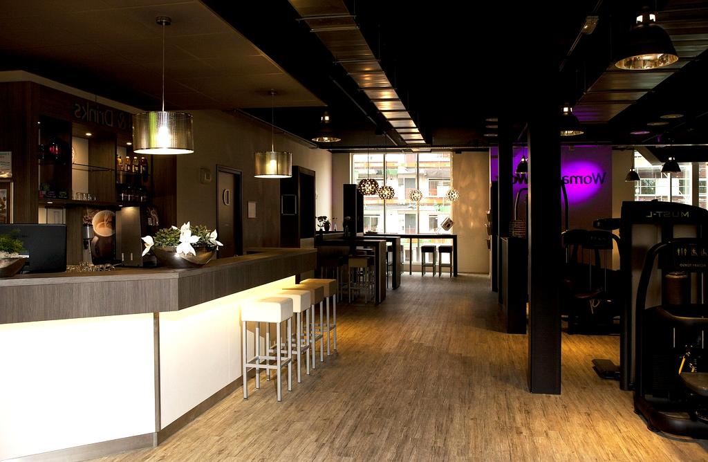 Cameră modernă organizată cu spații funcționale și design confortabil