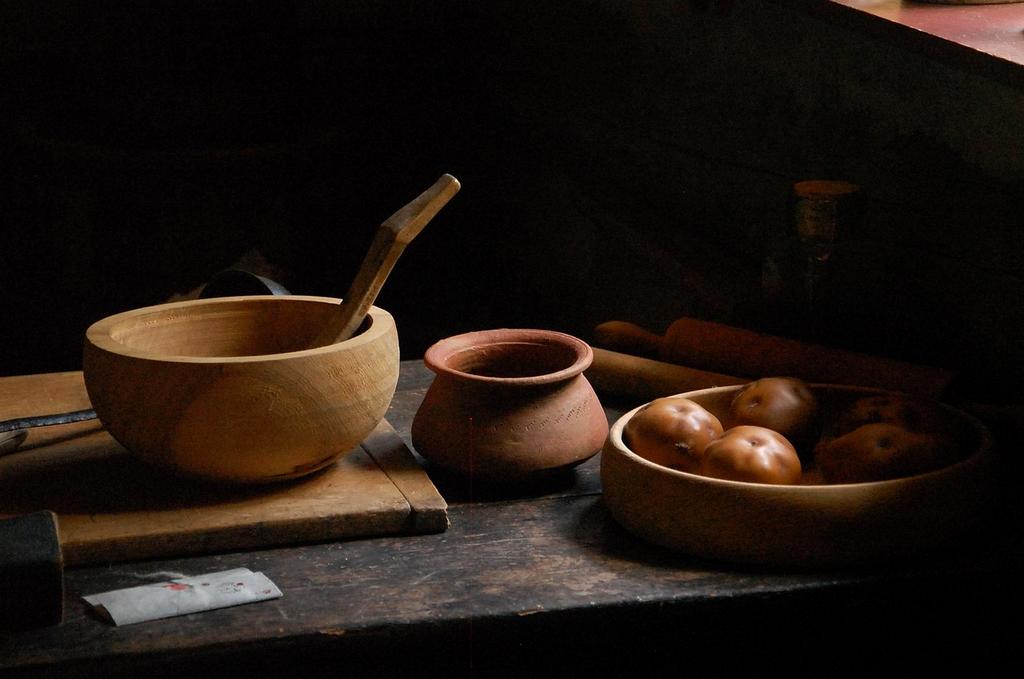 Organizare bucătărie modernă și ordonată