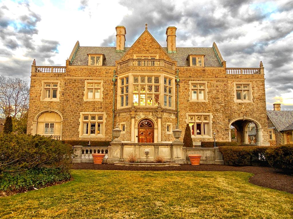 Tableta de control smart home cu interfață modernă pentru gestionarea automată a locuinței